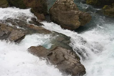Vue sur la Cascade de la Vis à Navacelles (X d'une hauteur de 12m environ), le portage se fait en rive gauche. Stop limité à une place en amont, attention car il est fuyant dès que le niveau s'élève!